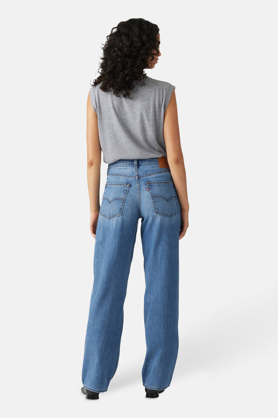 Levi's rechte spijkerbroek in middinblauw denim, met achterzakken en een losse pasvorm.