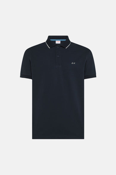 Polo bleu marine de SUN 68, avec col et bordures de manches blancs contrastants, et logo discret.