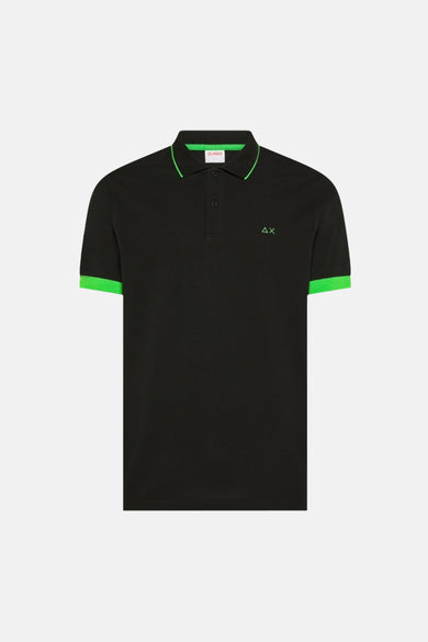 Polo bleu de SUN 68 avec garniture vert vif au col et aux manches, logo brodé sur la poitrine.