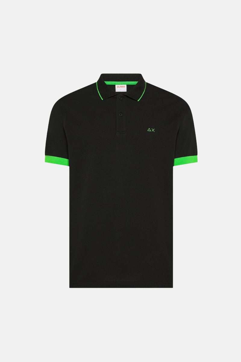 Polo bleu de SUN 68 avec garniture vert vif au col et aux manches, logo brodé sur la poitrine.