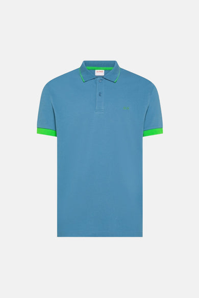 Polo bleu de SUN 68 avec bordure verte au col et aux manches, logo vert brodé.