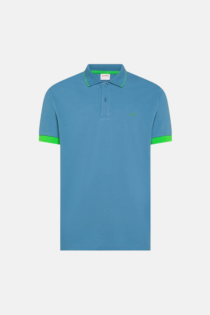 Polo bleu de SUN 68 avec bordure verte au col et aux manches, logo vert brodé.