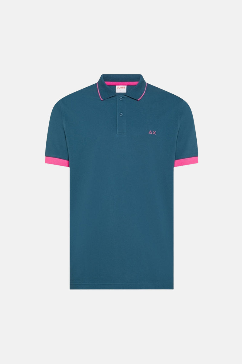 Polo bleu par SUN 68, avec des bordures rose vif au col et aux manches, et un logo brodé.