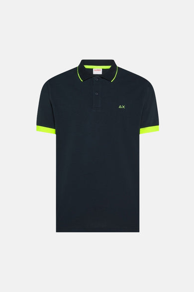 Polo bleu marine de SUN 68 avec finitions vert fluo au col et aux manches courtes.