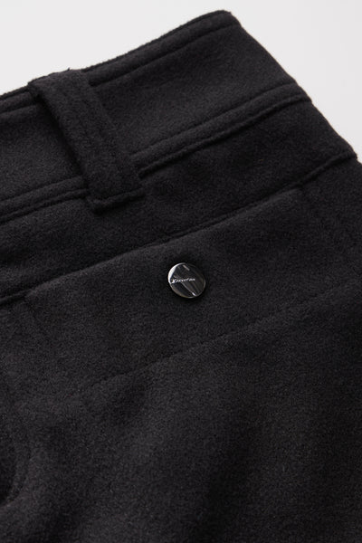Jupe courte noire de Street One, avec une ceinture et un bouton métallique.