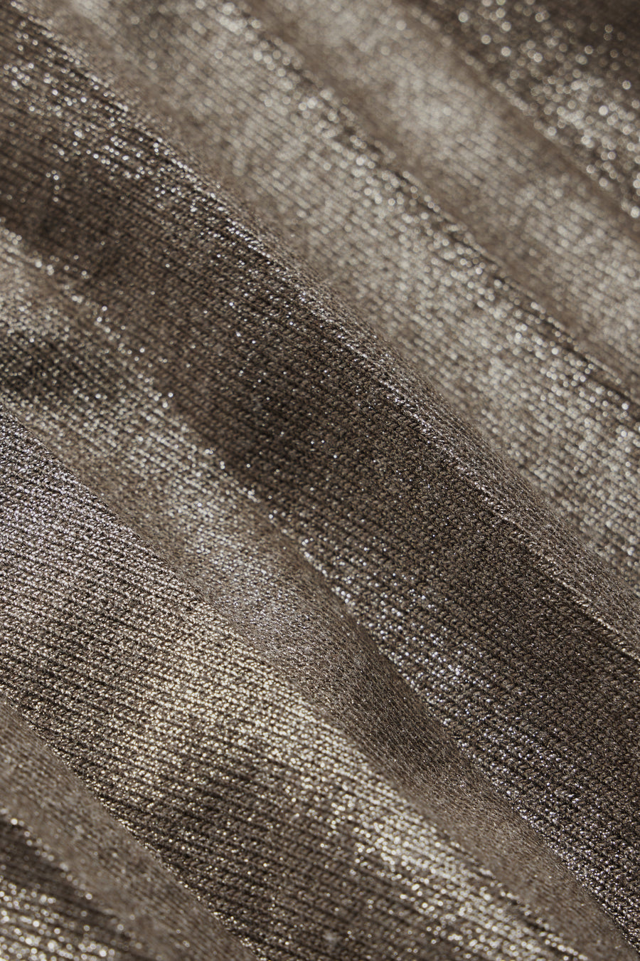 Beige lange rok STREET ONE met glanzende plooien en geplooide textuur.