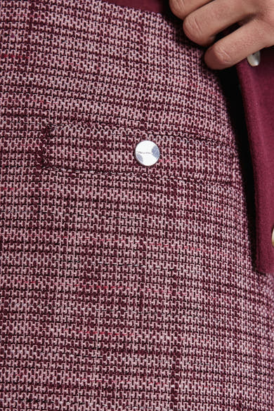 Korte bordeauxrode rok van STREET ONE, van getextureerd tweed, met opgestikte zak en zilverkleurige knoop.