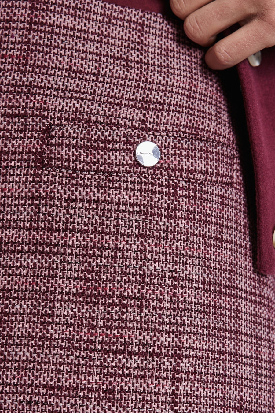 Korte bordeauxrode rok van STREET ONE, van getextureerd tweed, met opgestikte zak en zilverkleurige knoop.
