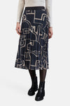 Lange geplooide meerkleurige rok van Street One, met geometrische print, gedragen met een effen top en zwarte enkellaarsjes.