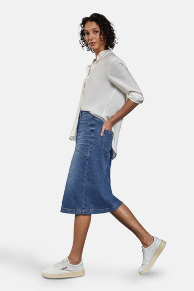 3/4 rok in middinblauw denim van STREET ONE, met split aan de voorkant en gedragen met witte sneakers.