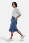 3/4 rok in middinblauw denim van STREET ONE, met split aan de voorkant en gedragen met witte sneakers.