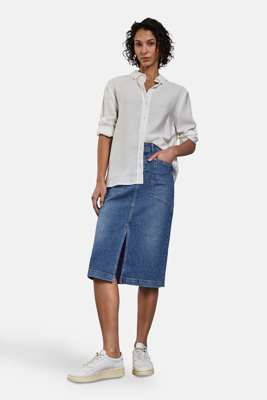 3/4 rok in middinblauw denim van STREET ONE, met split en gedragen met een wit overhemd.