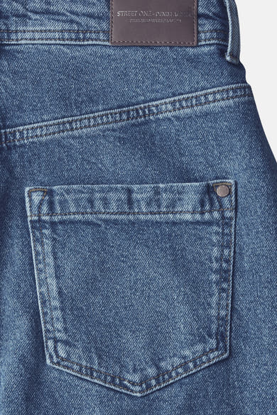 3/4 rok van middinblauw denim van Street One met achterzak en contrasterende stiksels.