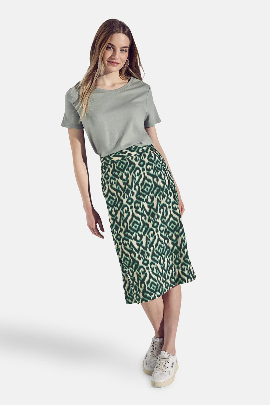 Lange veelkleurige rok van Street One met grafische print gedragen met een grijs T-shirt.