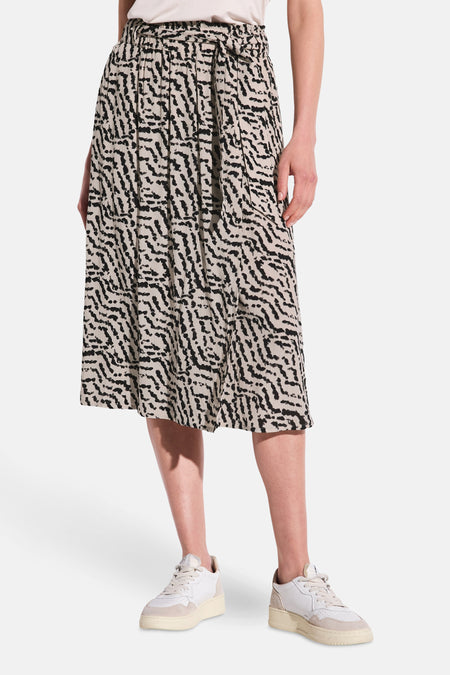 3/4 rok in meerkleurig van STREET ONE met zwart en beige abstract patroon.