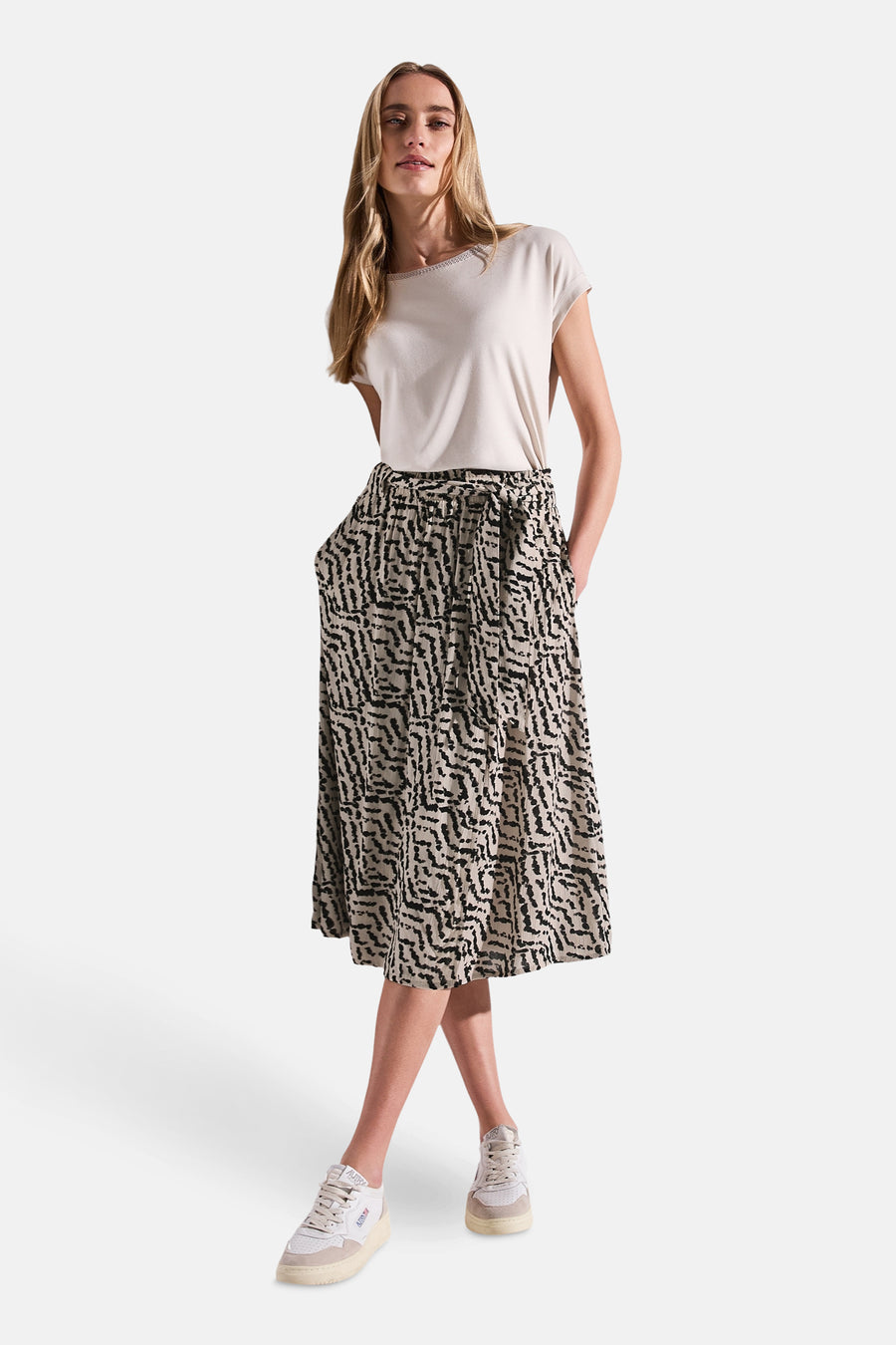 3/4 rok in meerkleurig van Street One met een zwart en beige abstract patroon.