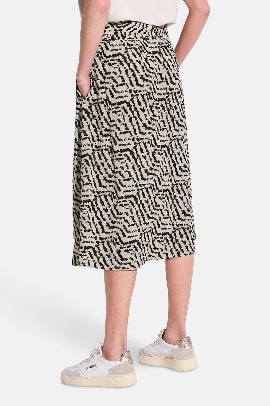 Jupe 3/4 multicolore de STREET ONE avec motif abstrait noir et beige.