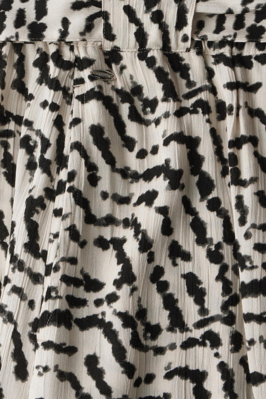 3/4 rok van vloeiende stof met abstracte print van STREET ONE, met metalen sluitingdetail aan de taille.