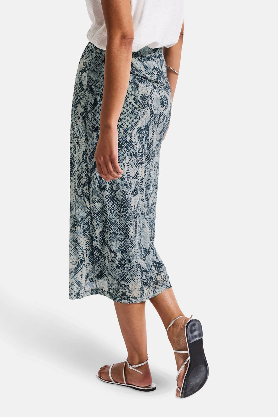 3/4 meerkleurige rok van Street One, met slangenprint, gedragen met een wit T-shirt en zilveren sandalen.