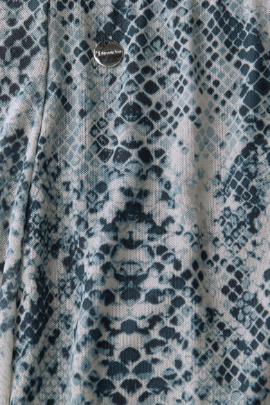 Driekwart rok in meerdere kleuren van Street One, met een blauw-wit slangenprintpatroon.