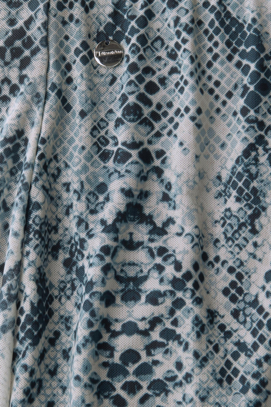 Driekwart rok in meerdere kleuren van Street One, met een blauw-wit slangenprintpatroon.