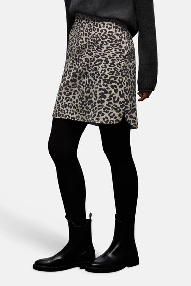 Jupe courte à motif léopard de Street One, portée avec des collants et des bottines noires.