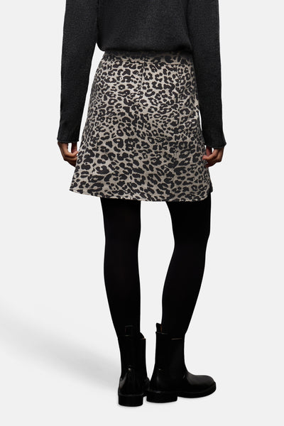 Jupe courte imprimée léopard multicolore de Street One, portée avec des collants noirs et des bottines noires.