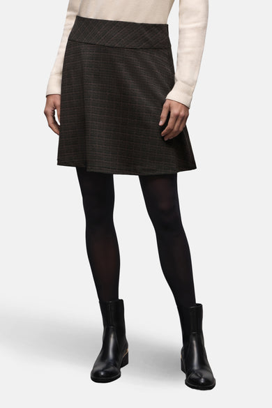 Jupe courte multicolore de Street One, à carreaux, portée avec collants noirs opaques et des bottines en cuir noir.
