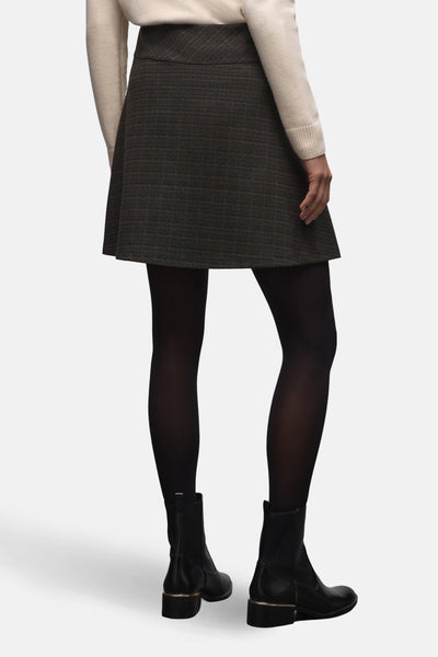 Jupe courte à carreaux de Street One, portée avec des collants noirs et des bottines en cuir noir.
