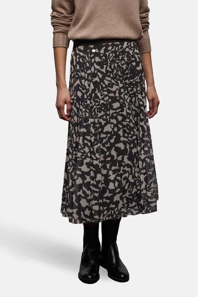 3/4 bruine rok van STREET ONE met zwart en beige abstract patroon, gedragen met een beige trui en zwarte enkellaarsjes.