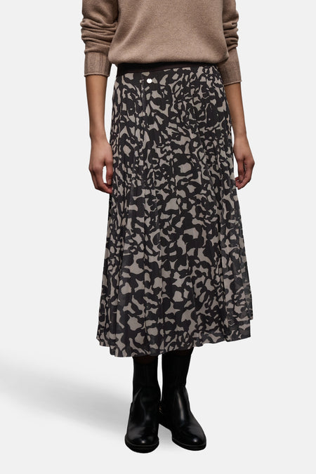 Jupe 3/4 marron de Street One avec motif imprimé, portée avec un pull beige et des bottines noires.
