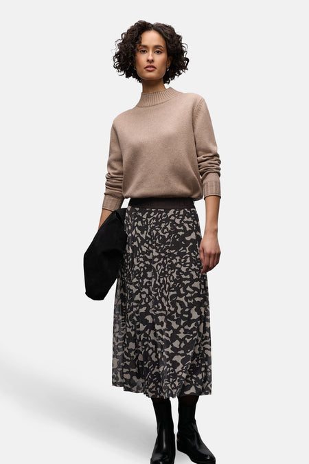 Jupe 3/4 marron de STREET ONE avec motif abstrait noir et beige, portée avec un pull beige et des bottines noires.

