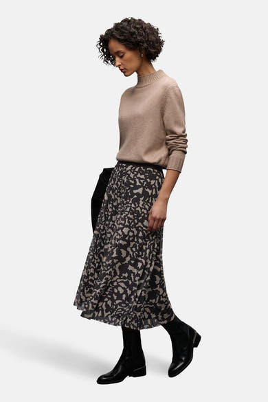 Jupe 3/4 marron de Street One avec motif abstrait, portée avec un pull beige et des bottines noires.

