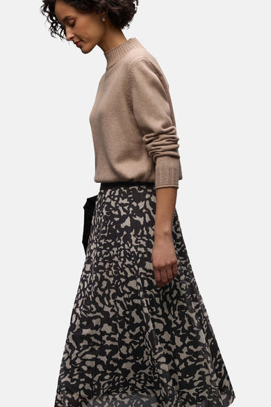 Jupe 3/4 marron de STREET ONE avec un motif abstrait noir et beige, portée avec un pull beige.
