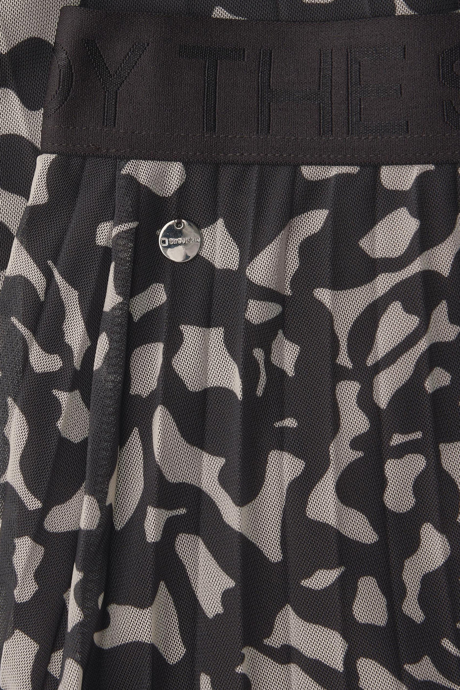 Jupe midi à motif léopard brun et noir par Street One, avec badge logo métallique.
