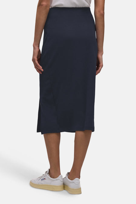 Jupe midi bleu foncé de Street One, vue de dos, avec une fente latérale.