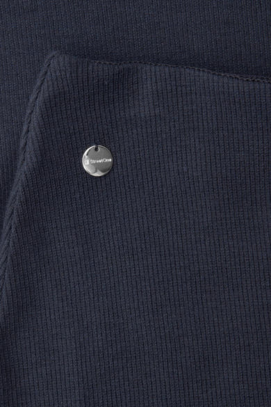 Jupe trois-quarts bleue de Street One en maille côtelée avec un badge métallique.