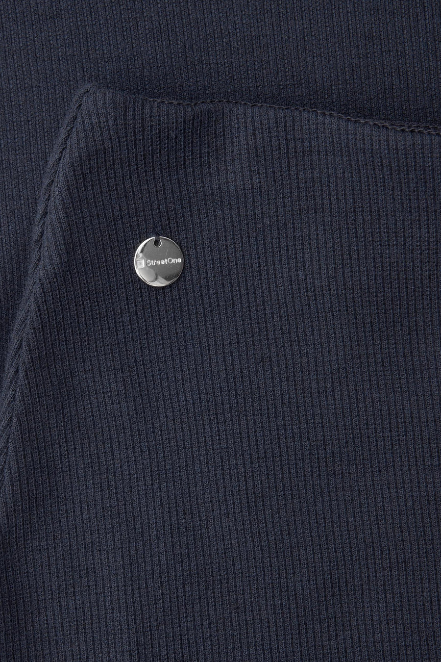 Jupe trois-quarts bleue de Street One en maille côtelée avec un badge métallique.