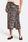 Midi-rok met zwart-beige zebraprint van STREET ONE, van opzij gedragen.