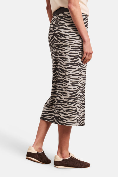 Jupe midi à motif zèbre noir et beige de STREET ONE, portée de profil.