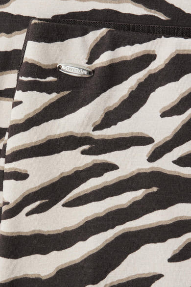 Multikleurige rok van STREET ONE met zwart, beige en gebroken wit zebraprint en een metalen label.