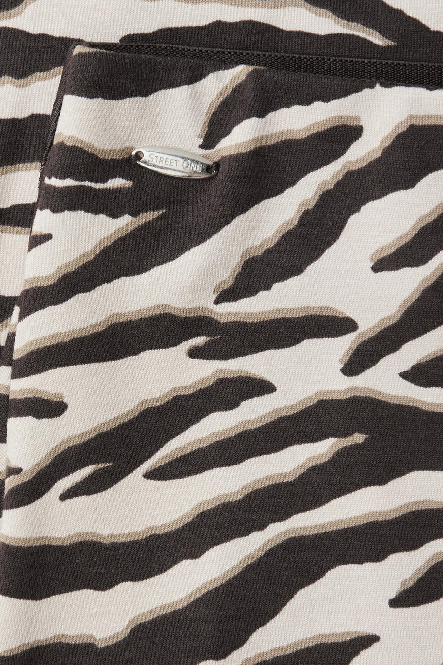 Multikleurige rok van STREET ONE met zwart, beige en gebroken wit zebraprint en een metalen label.