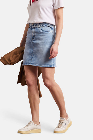 Jupe courte en denim bleu clair de STREET ONE avec fine ceinture, portée casual.