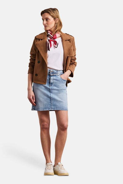 Jupe courte en jean bleu clair de STREET ONE, portée avec une veste marron, un t-shirt blanc et un foulard à motifs.