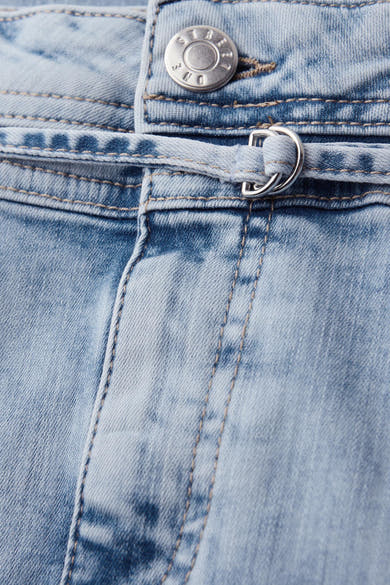 Korte lichtblauwe spijkerrok van STREET ONE met metalen drukknoop en D-ring, close-up.