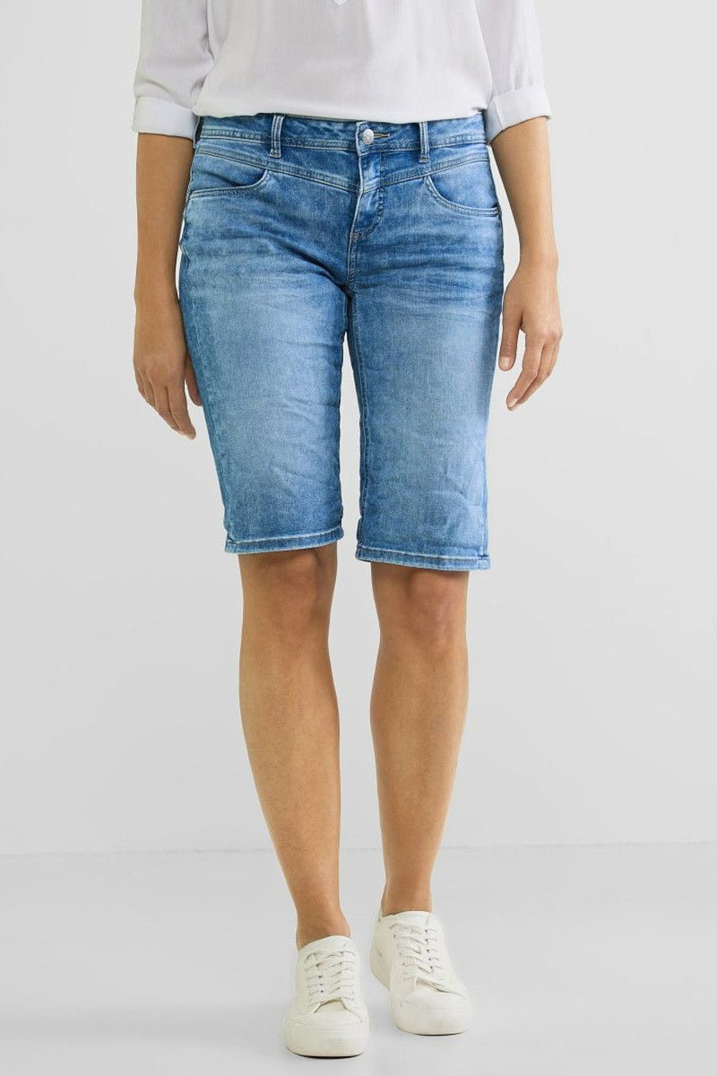 Bermuda en jean bleu de STREET ONE, porté avec un chemisier blanc et des baskets blanches.
