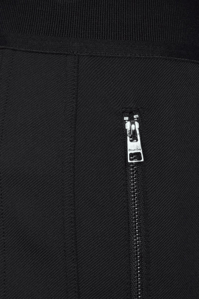 Pantalon noir par STREET ONE, avec une fermeture éclair argentée et une texture côtelée en haut.