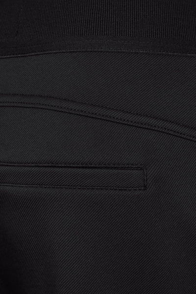 Pantalon noir par STREET ONE, détail de la poche arrière et ceinture côtelée.