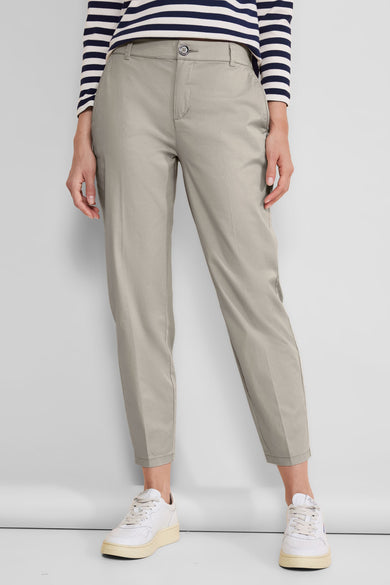 Chino beige de STREET ONE, porté avec un haut rayé et des baskets blanches.