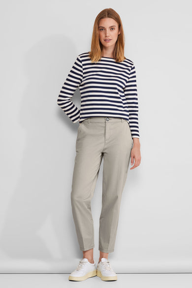 Pantalon chino beige de STREET ONE, porté avec un t-shirt rayé bleu marine et blanc et des baskets blanches.